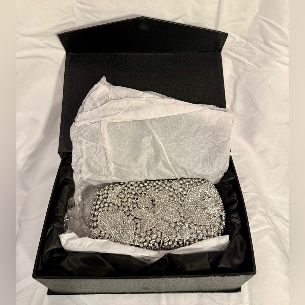NWOT Unbranded White Crystal Evening Clutch w/ Floral Motifs, w/ Box
